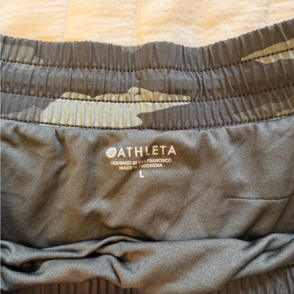 Athleta Olive Camo Women’s Athletic Shorts - Picture 3 of 3